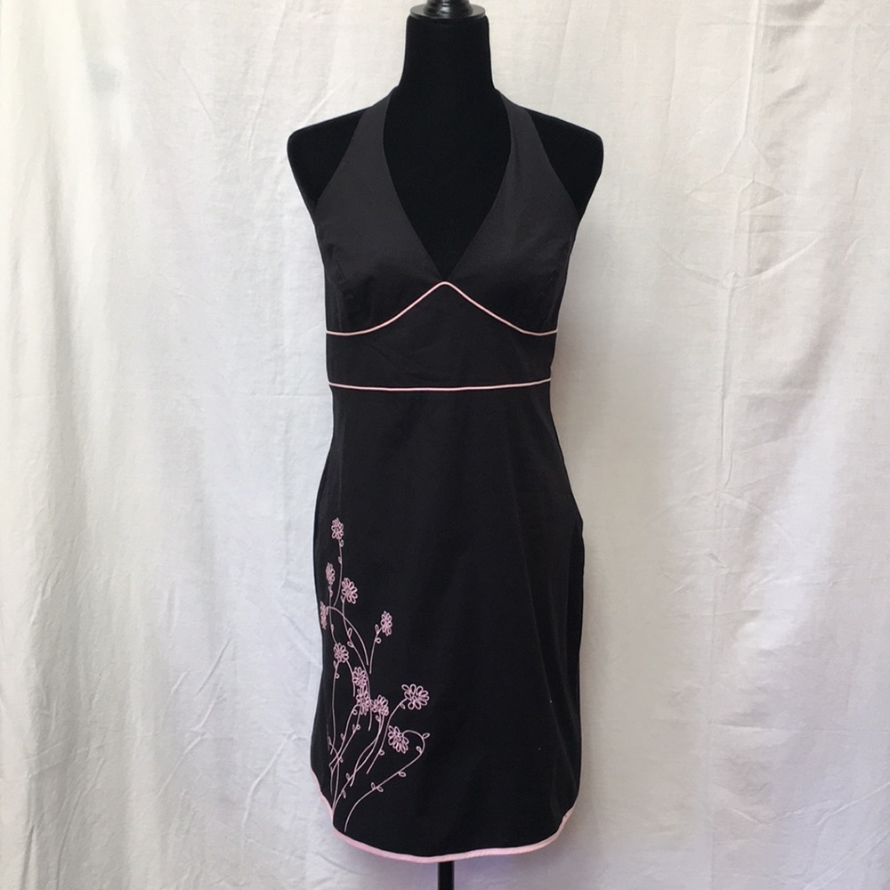 3/$20 Halter dress w/pink embroidered flowers 🌸🌸
